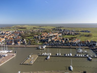 Hollanda 'nın küçük Marken kasabasında hava manzarası güneşli bir günde Hollanda' nın Kuzey Hollanda kentindeki eski adalarda bulunan ahşap evler