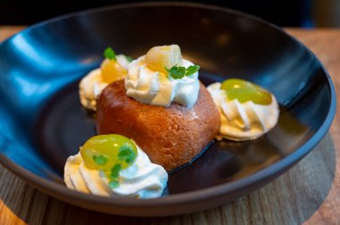 Fransız tatlısı baba au rhum ve krem şanti yakın çekim