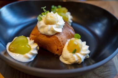 Fransız tatlısı baba au rhum ve krem şanti yakın çekim