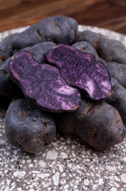 Renkli Belçika Mor veya siyah trüf patates kökü sebzesi pişirmeye hazır.
