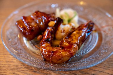 Pastırmalı karides ve barbekü sosu.