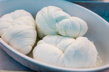 Pazar vitrininde beyaz yumuşak örgü inek peyniri