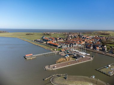 Hollanda 'nın küçük Marken kasabasında hava manzarası güneşli bir günde Hollanda' nın Kuzey Hollanda kentindeki eski adalarda bulunan ahşap evler