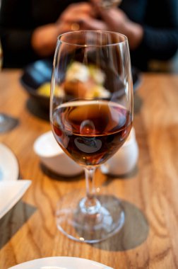 Lokantada yemekten sonra tatlı sindirim muscat şarabı servis edilir.