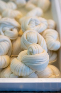 Pazar vitrininde beyaz yumuşak örgü inek peyniri