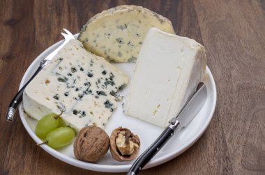 Fransız peyniri, rokfor peyniri ve Burgundy 'den Delice de Bourgogne inek sütü peyniri.