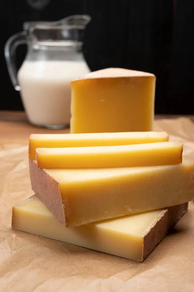 Kolekcja Francuskich Serów Comte Cheese Niepasteryzowanego Mleka Krowiego Regionie Franche — Zdjęcie stockowe