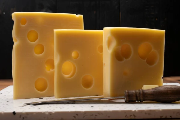 Švýcarská Sýrová Kolekce Žlutá Emmentaler Nebo Emmental Sýr Kulatými Otvory — Stock fotografie