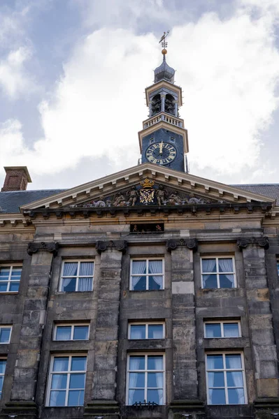 Güneşli bir günde Hollanda 'nın Kuzey Brabant eyaletinin başkenti Den Bosch' un eski bir bölgesinde yürümek