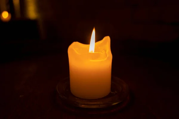 在黑暗的地下掩蔽所燃着的一支蜡烛关上了 — 图库照片