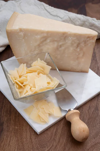Parmesan Peyniri Taneleri Reggio Emilia Bölgesinden Talyan Sert Parmegiano Reggiano — Stok fotoğraf