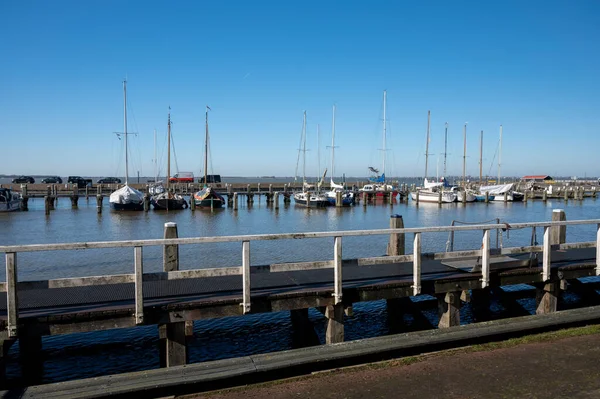 Caminando Soleado Día Primavera Pequeña Ciudad Holandesa Marken Con Casas — Foto de Stock