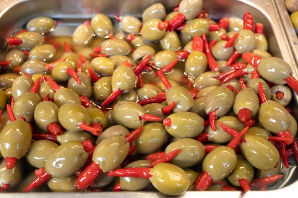 Вкусные Зеленые Оливки Красным Острым Перцем Чили Закрыть Рынке Здоровый — стоковое фото