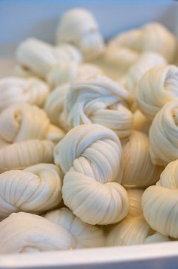 Pazar vitrininde beyaz yumuşak örgü inek peyniri