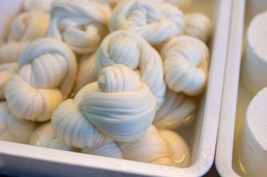 Pazar vitrininde beyaz yumuşak örgü inek peyniri