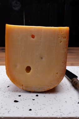 İnek sütünden bir parça Hollanda Gouda peyniri.