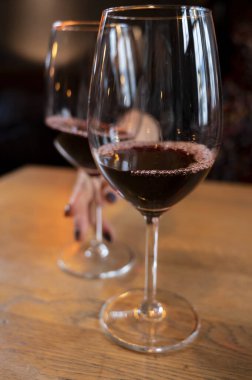 Bordeaux, Fransa 'dan bir bardak sek Fransız şarabı.