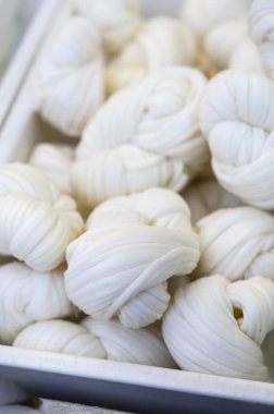 Pazar vitrininde beyaz yumuşak örgü inek peyniri