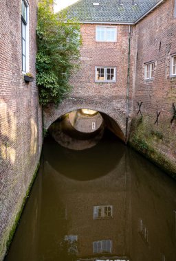 Güneşli bir günde Hollanda 'nın Kuzey Brabant eyaletinin başkenti Den Bosch' un eski bir bölgesinde yürümek