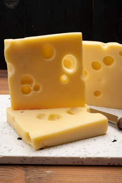 Coleção Queijo Suíço Emmental Amarelo Queijo Emmental Com Buracos Redondos — Fotografia de Stock