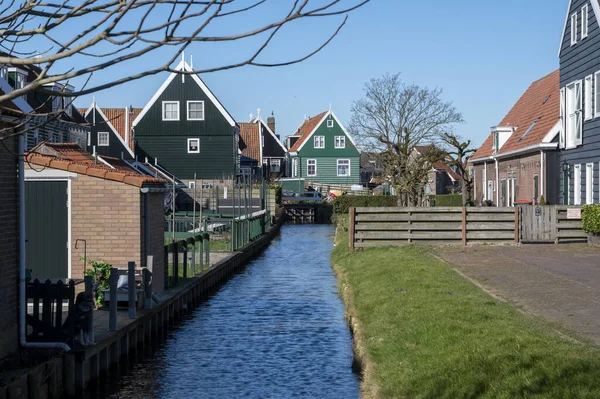 Hollanda Nın Küçük Marken Kasabasında Güneşli Bir Bahar Gününde Eski — Stok fotoğraf