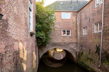 Güneşli bir günde Hollanda 'nın Kuzey Brabant eyaletinin başkenti Den Bosch' un eski bir bölgesinde yürümek