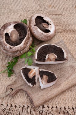 Lezzetli vejetaryen yemekleri, büyük kahverengi şampiyonlar Agaricus bisporus portobello mantarları.