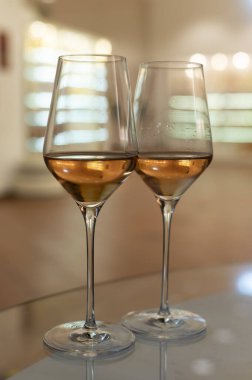 Geleneksel yeraltı mağaralarında üretilen brüt şampanyalı köpüklü şarabın tadına bakmak