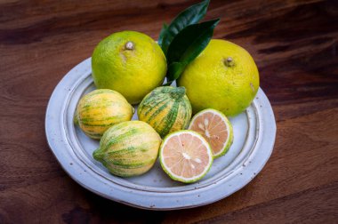 Taze olgun bergamot narenciye ve pembe kaplan limonları yaklaşın.