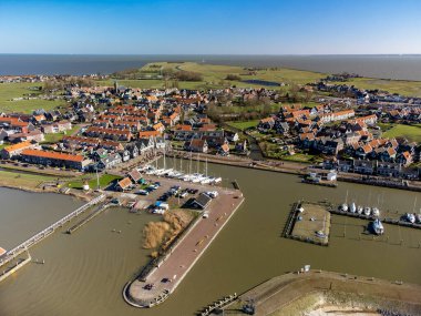 Hollanda 'nın küçük Marken kasabasında hava manzarası güneşli bir günde Hollanda' nın Kuzey Hollanda kentindeki eski adalarda bulunan ahşap evler