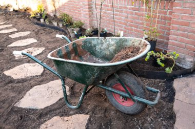 Bahçe yenileme çalışmaları devam ediyor. Baharda ekime hazır yeni yeşil santraller.