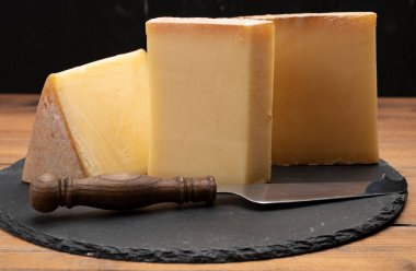 Fransız peynir koleksiyonu, Fransa 'nın Franche-Comte bölgesinde pastörize edilmemiş inek sütünden yapılan kont peynir.