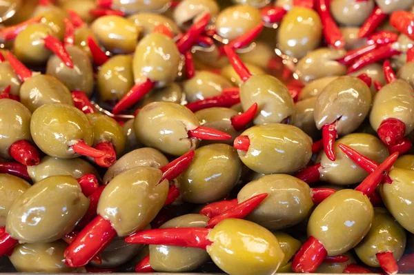 Gustose Olive Verdi Con Peperoncino Rosso Vicino Sul Mercato Sano — Foto Stock