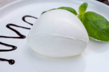 Modena 'dan taze İtalyan peynirli mozzarella di bufalo ve balzamik sirke.