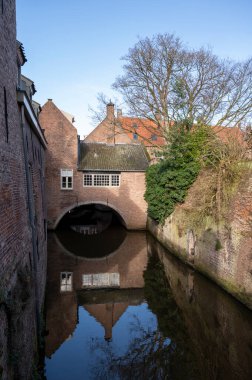 Güneşli bir günde Hollanda 'nın Kuzey Brabant eyaletinin başkenti Den Bosch' un eski bir bölgesinde yürümek