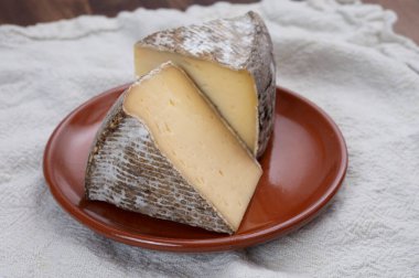 Alplerden Fransız dağ peyniri, Tomme de Savoie, yakın plan.