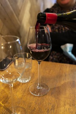 Puglia 'daki İtalyan kantin restoranının camına ilkel İtalyan şarabı dökülüyor.