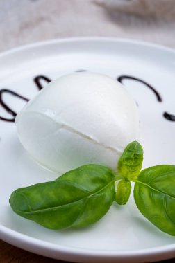 Modena 'dan taze İtalyan peynirli mozzarella di bufalo ve balzamik sirke.