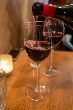 Puglia 'daki İtalyan kantin restoranının camına ilkel İtalyan şarabı dökülüyor.