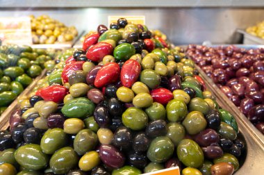 Markete yakın renkli zeytinler, sağlıklı vejetaryen gıda arka planı