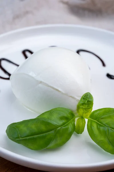 Прибивання Свіжого Італійського Сиру Mozzarella Buffalo Балсамським Оцтом Модени Закривається — стокове фото