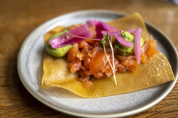 Mexikói Étel Sült Kukorica Tortilla Füstölt Lazac Guacamole Szósz Rózsaszín — Stock Fotó
