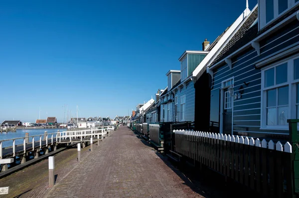 Caminando Soleado Día Primavera Pequeña Ciudad Holandesa Marken Con Casas — Foto de Stock