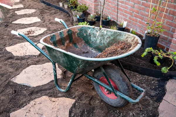 Bahçe yenileme çalışmaları devam ediyor. Baharda ekime hazır yeni yeşil santraller.