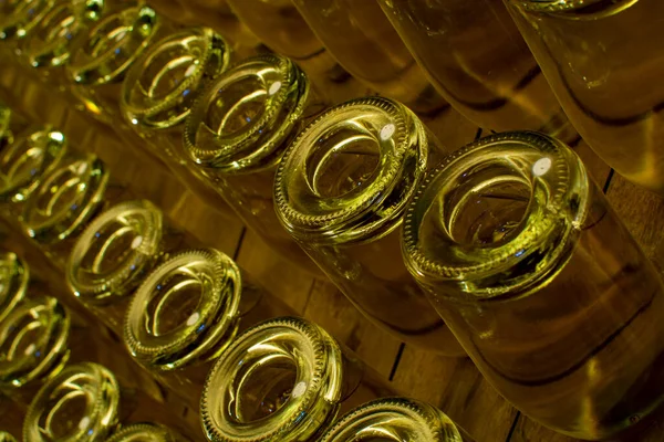 오스트리아 의빈에 저장실에서 전통적 방법으로 눈부시게 하얗고 장미로 포도주 — 스톡 사진