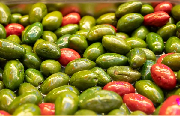 Saporite Olive Verdi Rosse Vicino Sul Mercato Sano Sfondo Cibo — Foto Stock