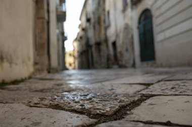 Eski İtalyan kenti Fondi 'nin ortaçağ bölgesi, taş sokaklar ve evler, Lazio bölgesi, İtalya