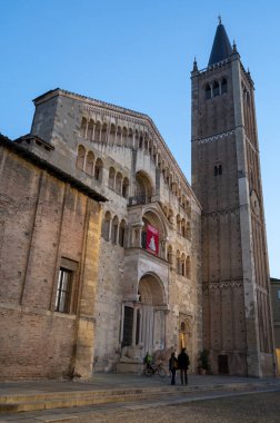 Kuzey İtalya 'daki eski binaların mimari detayları, Emilia-Romagna' daki antik şehir Parma, Parma 'da yürüyüş
