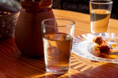 Tenerife 'deki tipik bir Kanarya Adası işletmesi olan Guachinche' de akşam yemeği. Güneşli bir günde ev yapımı geleneksel yemeklerle birlikte yerel olarak üretilen beyaz ya da kırmızı şarap..