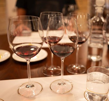 Kırmızı Brunello di Montalcino şarabı ve Montalcino Toskana, İtalya yakınlarındaki kantinde zeytinyağı tatma turu.